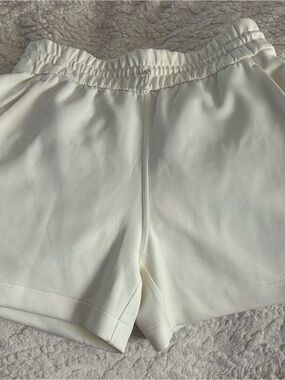 Lululemon Women's Cream Elastic-Waist Casual Shorts with Pockets